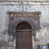 Il palazzo Pascale-Scarli � molto pi� antico: fu costruito nella seconda met� del 1500 e donato a Vito Pascale, segretario della duchessa Bona Sforza
